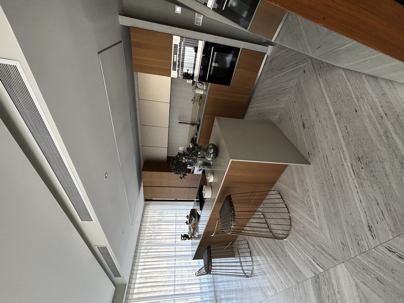 Cocina equipada con isla y barra