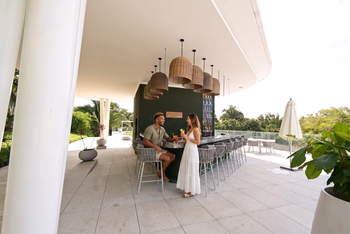 Bar y restaurante de Bolongo con pareja