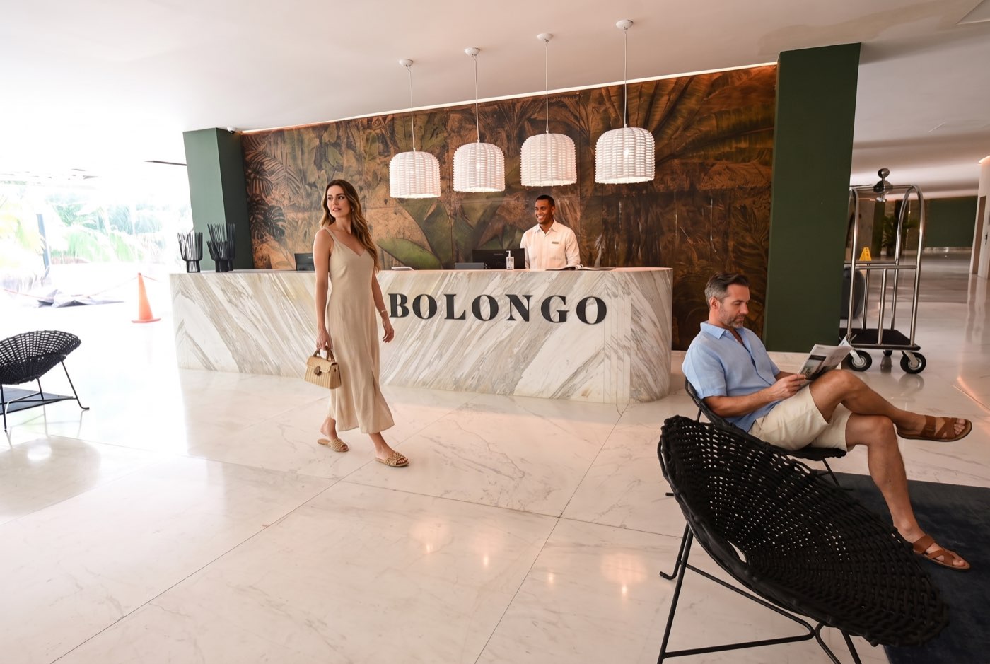Lobby de Bolongo con huéspedes