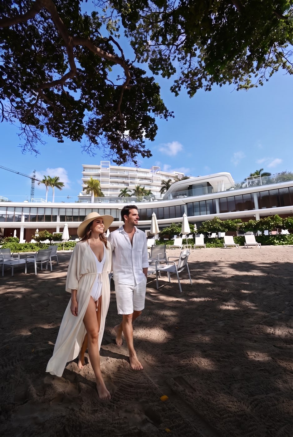 Club de playa frente al mar con pareja